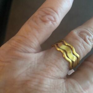 Avon Fashion Wavy Rings